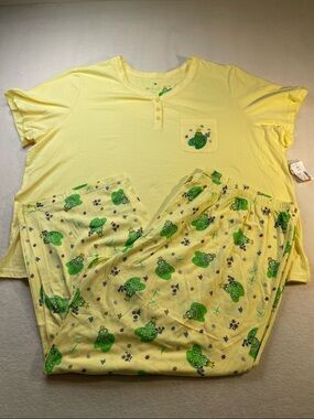 ESSENTIALS WOMENS SIZE 4X Yellow Frog Print Pajama Set - Top & Pants NWT
